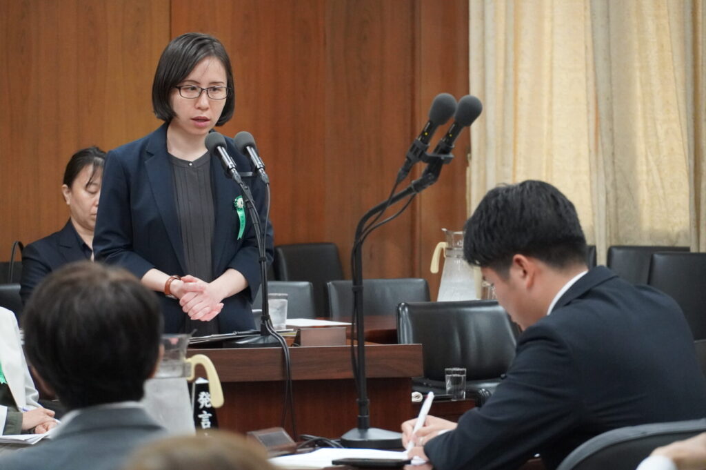 難民支援協会のスタッフが参考人として参加した写真
