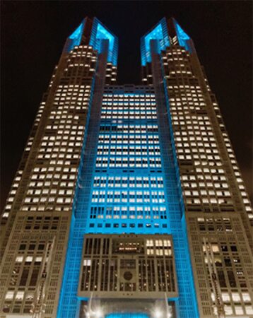 東京都、世界卵巣がんデーに都庁をティールライトアップ