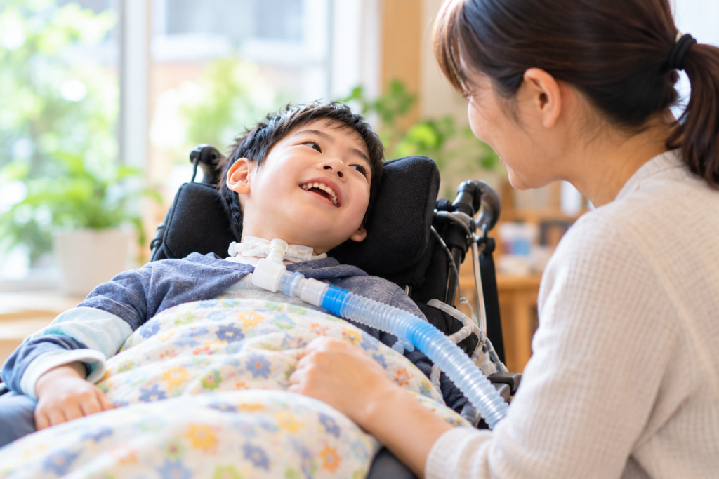 笑顔を交わす親子のケア時間